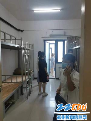 新生及家长参观宿舍