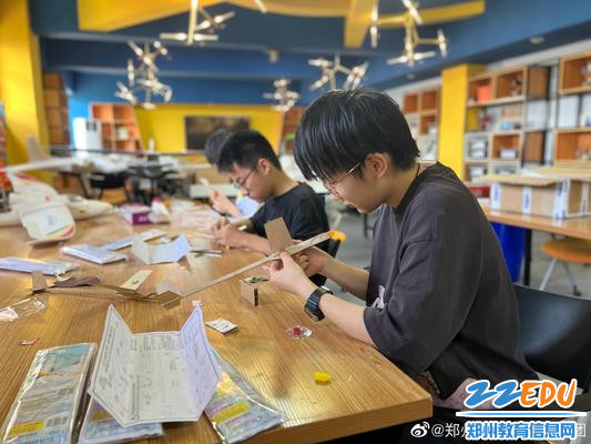 郑州市第十六高级中学航模队员们进行赛前训练