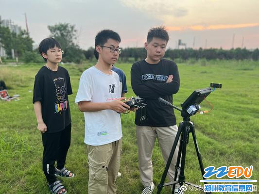 队员们在四环外草地进行飞行训练