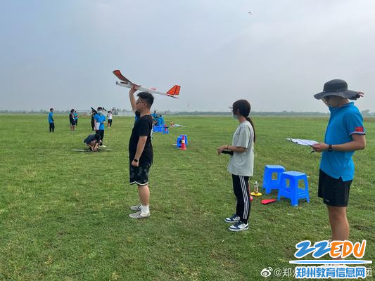 航模队员们在比赛中遥控电动滑翔机