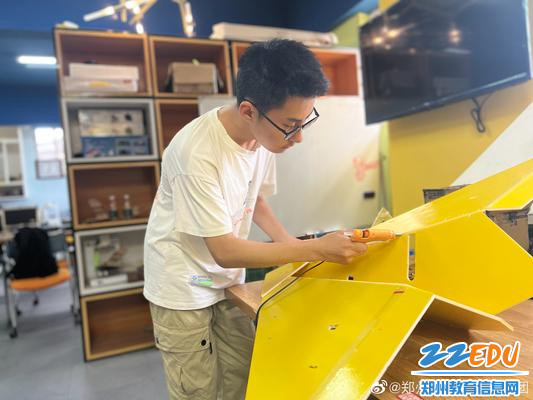 大家进行遥控纸飞机制作