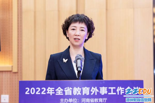 省教育厅对外合作与交流处处长王华星主持会议