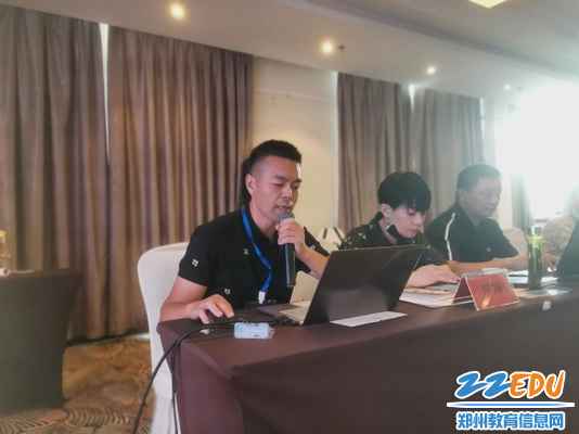 2语文教研组长董大勇汇报校本课程开发和使用情况