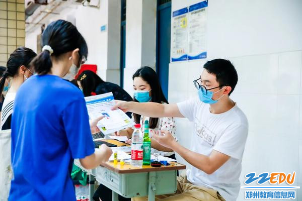 报到处老师热情服务