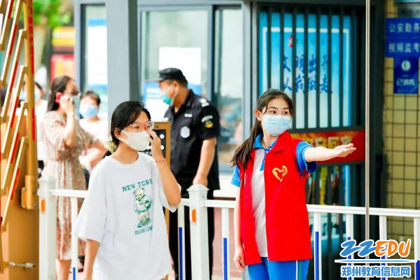 学生志愿者热情服务