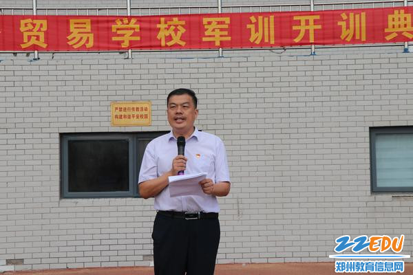 3.校党委副书记马进伟表达对同学们的殷切希望