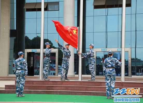 2开学典礼上举行庄严的升旗仪式