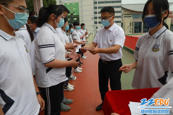 9校纪委书记江炜为奖学金获得者颁发奖金
