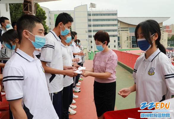 10校长张莹为奖学金获得者颁发奖金