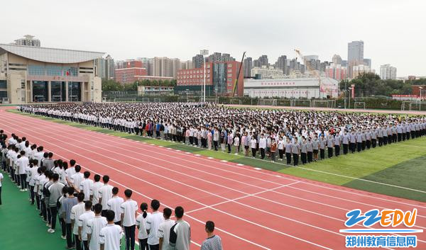 11全校师生参加开学典礼