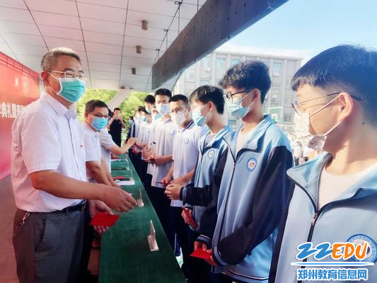 学校领导班子为获奖学生颁发奖状