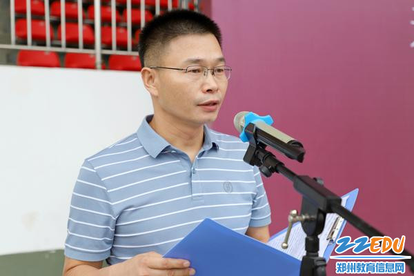 图4：教师代表王文举老师发言