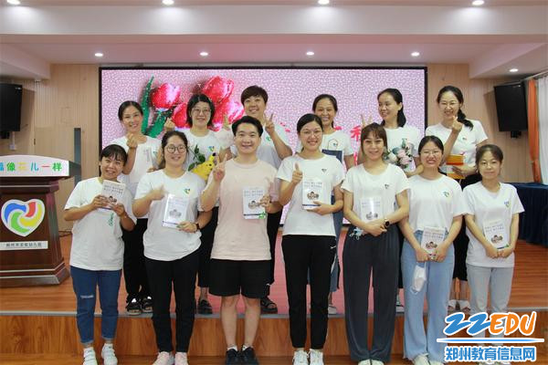 5.2师徒代表合影留念