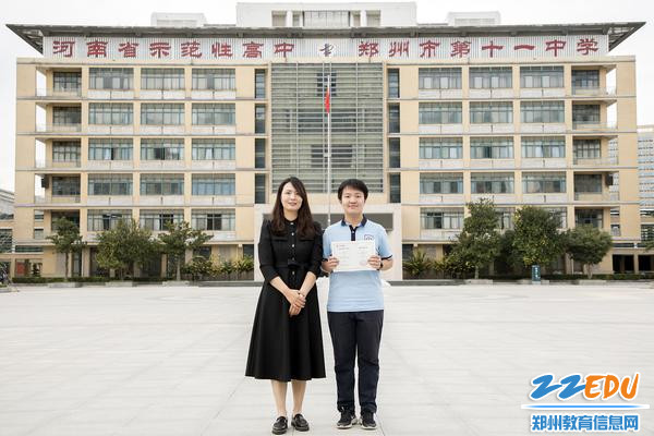 2高中组冠军裴俊贤同学与指导教师杨晓合影
