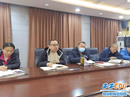 教科室主任刘健安排教科研及教师培训工作