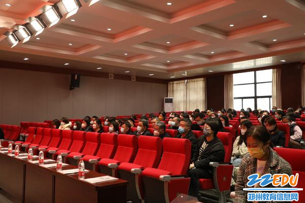 3.全体教职工认真聆听报告