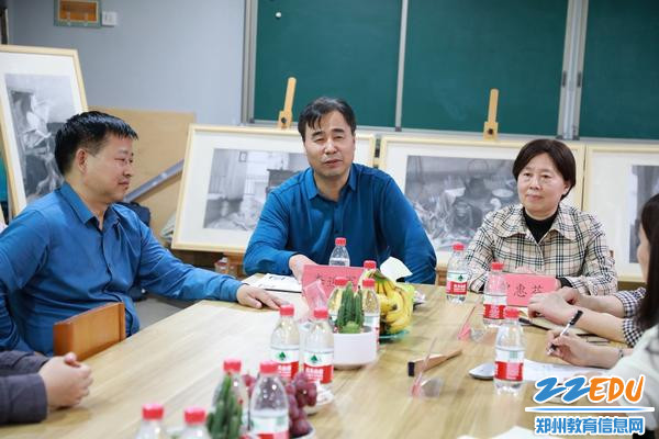 李迎军在揭牌仪式后讲话