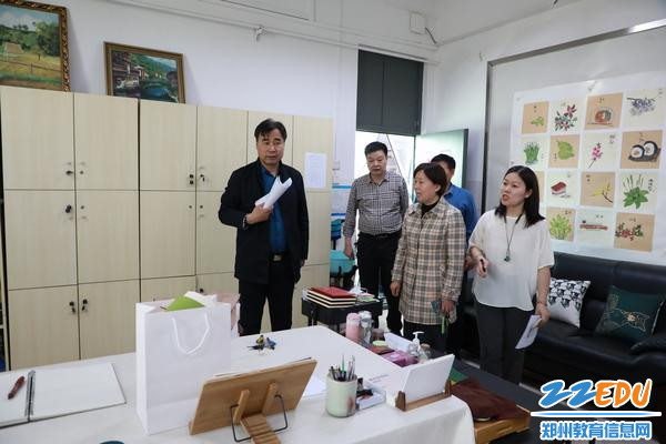 李迎军查看工作室环境设施，具体指导工作