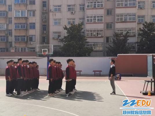 高扬老师讲授《行进间双手胸前传接球》