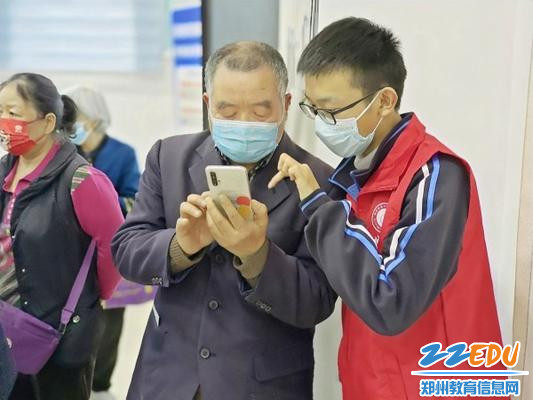 6学生志愿者教老人使用智能手机_副本