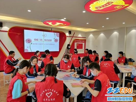 10以庆祝“三八”国际妇女节为契机，郑州市第十九高级中学学雷锋志愿服务大队志愿者们进行手工花制作。_副本
