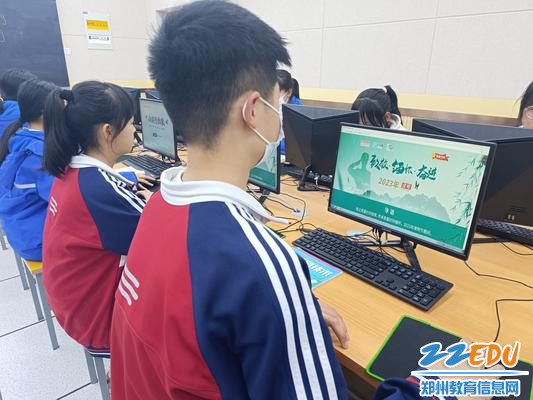 七年级在老师的指导下进行“网上祭英烈”活动