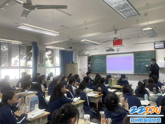 楚天祥老师进行同课异构授课