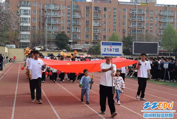 8喜气洋洋，迈着整齐的步伐入场