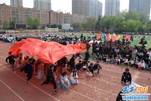 9“我们在国旗下茁壮成长”
