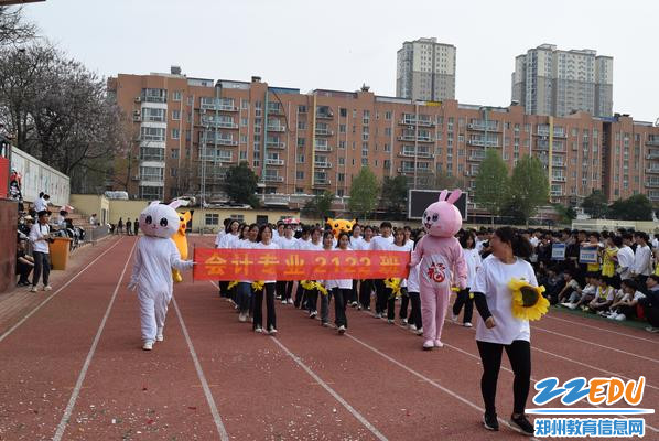 10同学们身着卡通服入场