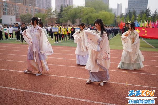 11 22级9班同学身着汉服体现中国古典美