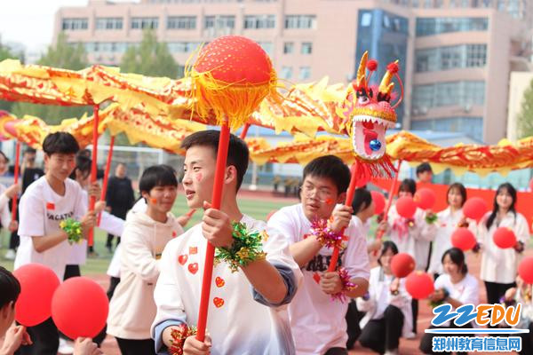13 22级7班学生舞龙表演