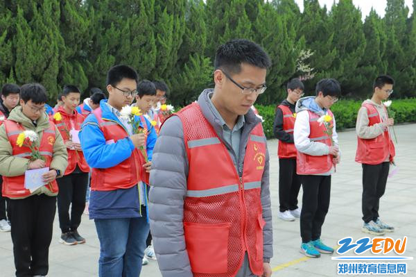 学校团委副书记曹亚楠带领大家默哀