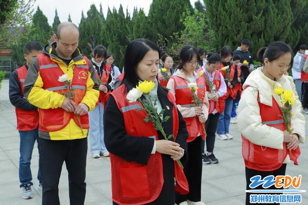 党员教师代表和同学们一起致敬