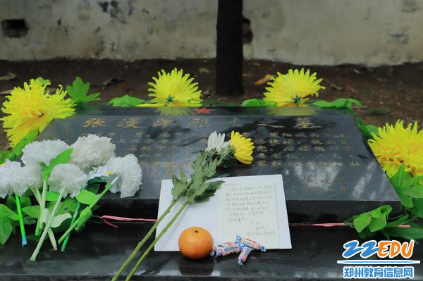 大家向“烈士哥哥姐姐”带去了奶糖和水果