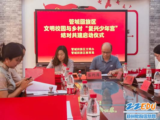2郑州市信息技术学校副校长王宏亮代表学校签约