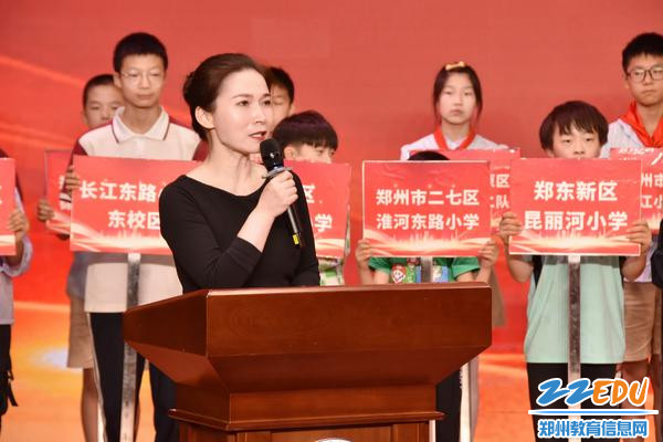 郑州经济技术开发区第六中学党支部书记、校长岳丽鸽致欢迎词