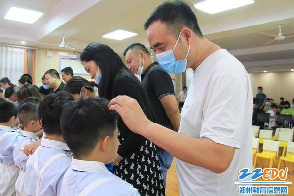 5和爸爸妈妈拥抱，聆听爸爸妈妈的毕业寄语