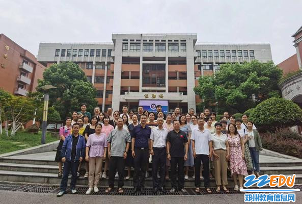 全体教师参观长沙市第十一中学后合影留念