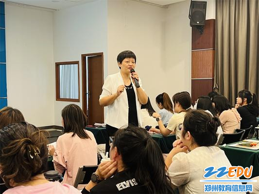 1.21.河南大学教育学部学前教育系主任、副教授张亚杰进行讲座