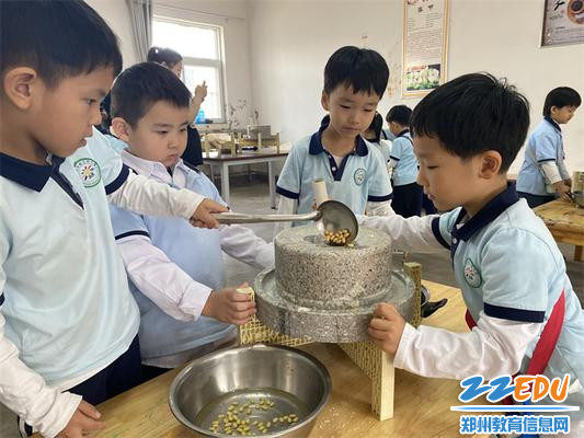 3.加油干！我们一起磨豆浆！