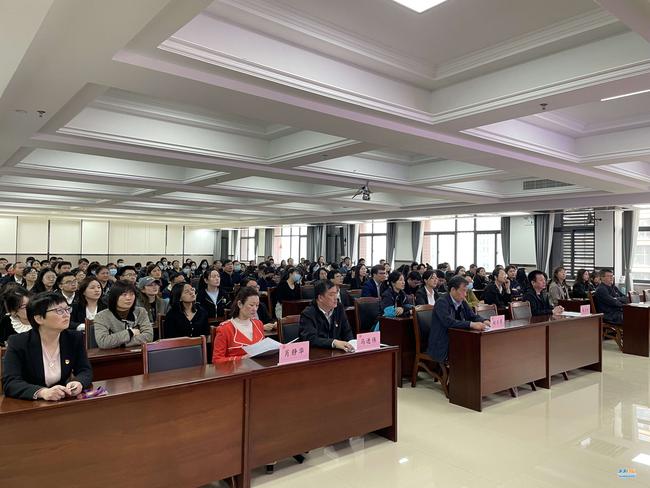认真聆听报告